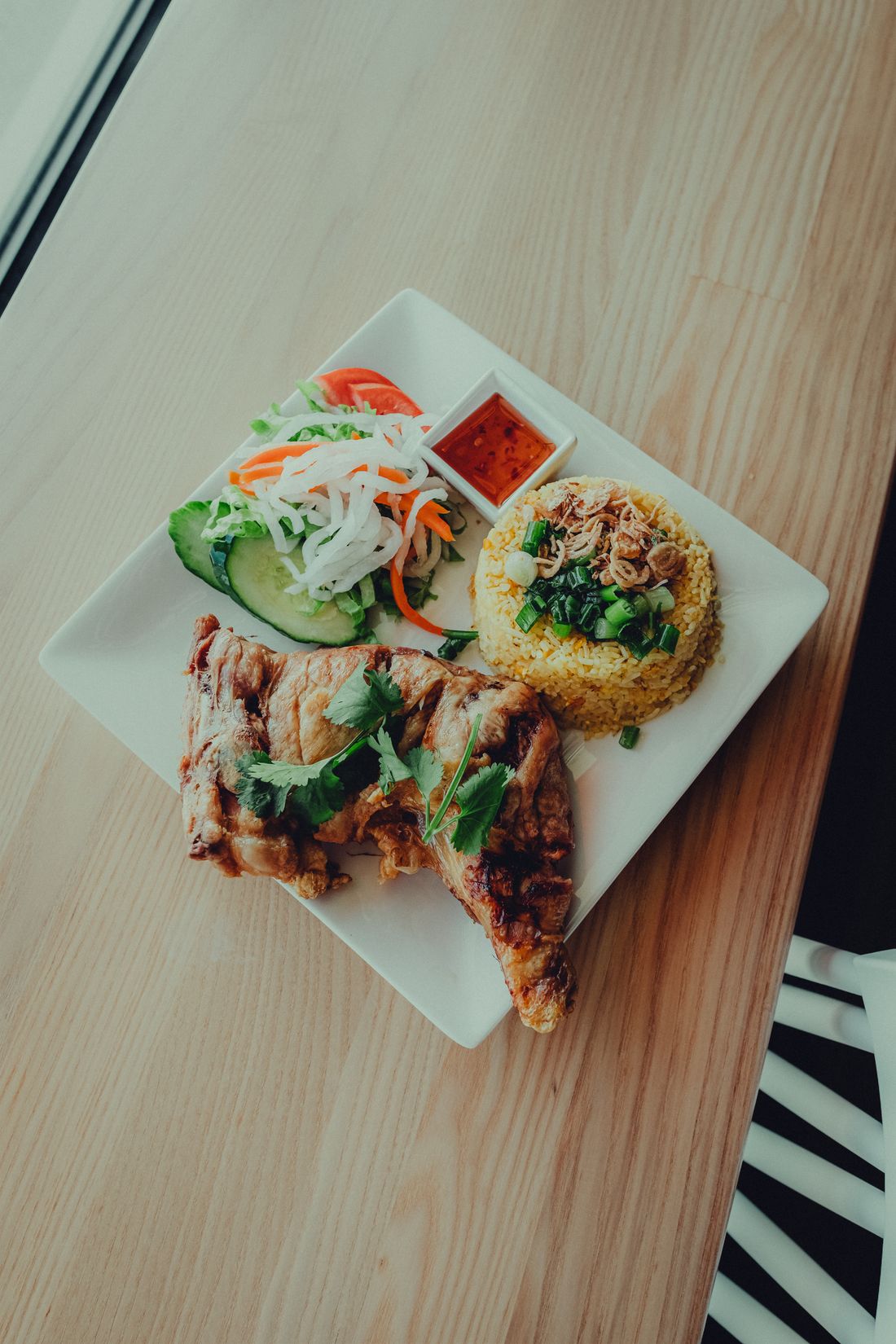 Ảnh minh họa một phần cơm với thịt và rau